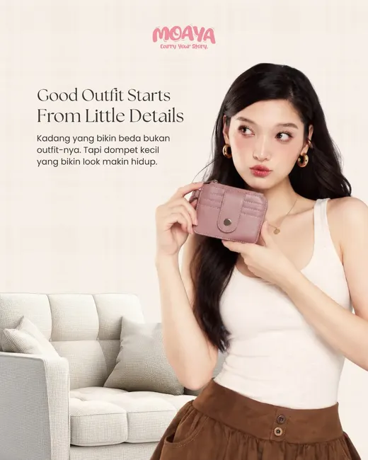 Model memegang Momo Card Holder warna dusty pink